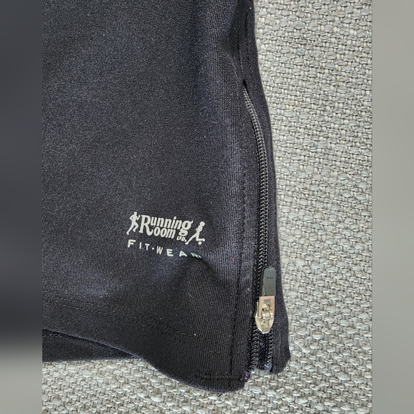 Running Room Fit Wear Black Running Shorts Size Small with Key Pocket - Picture 5 of 6